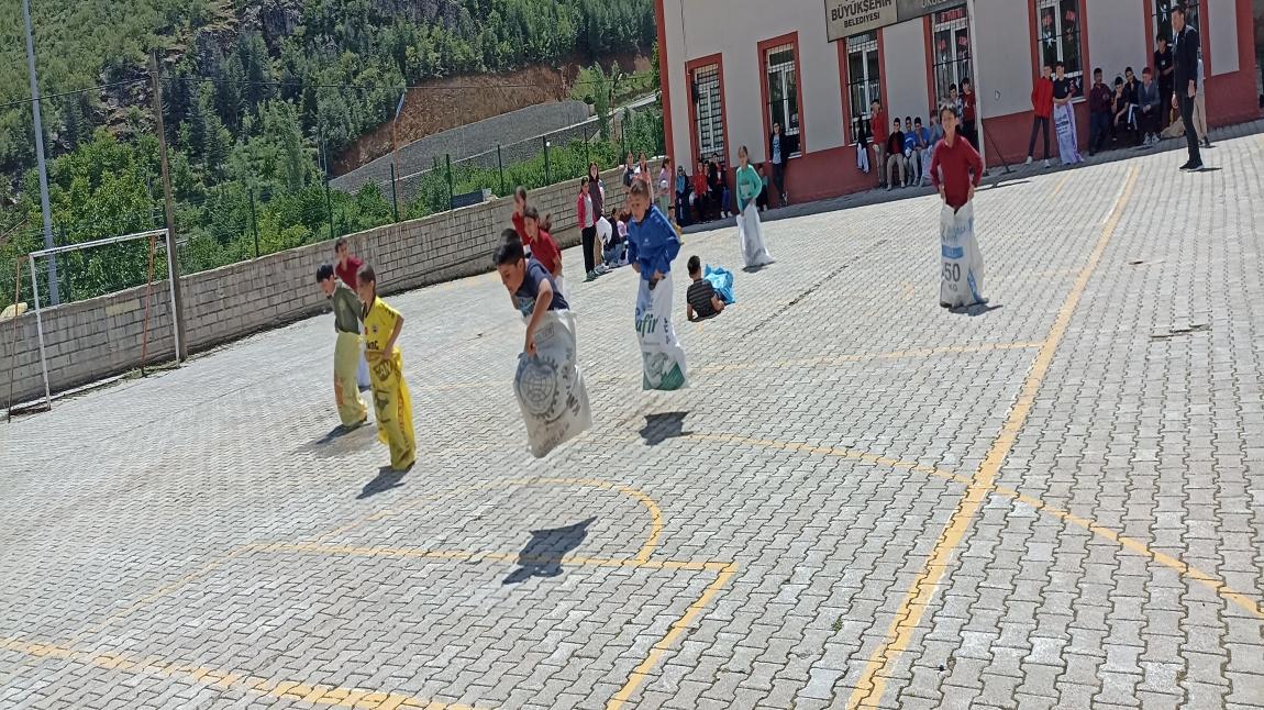OKULUMUZDA 28 MAYIS DÜNYA OYUN OYNAMA GÜNÜ KAPSAMINDA GELENEKSEL ÇOCUK OYUNLARI ŞENLİĞİ YAPILDI